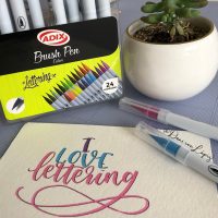 BRUSH PEN CAJA CON BROCHE 12 COLORES